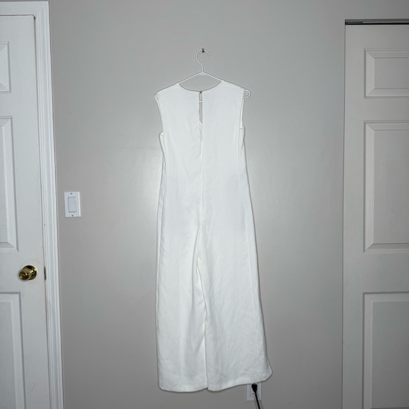 Elegant White Sleeveless Jumpsuit - Picture 2 of 3